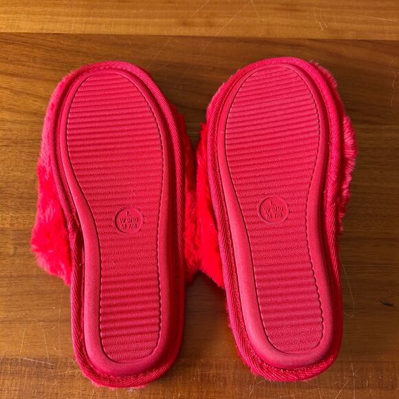 Wondershop Target Red Bullseye Fuzzy Slipper Holiday Large Women's 9-10 Mens 7/8 - Picture 2 of 8